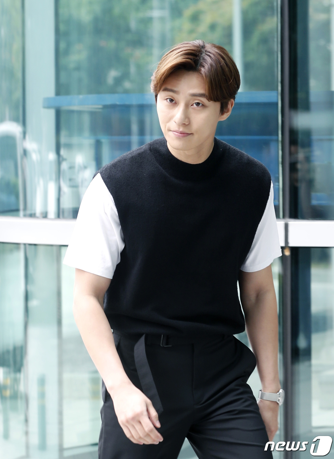 Seoul=) = Actor Park Seo-joon enters the station for the radio broadcast of Dooshi Escape TV Cultwo Show at SBS Mokdong building in Yangcheon-gu, Seoul on the afternoon of the 16th.2019.7.16