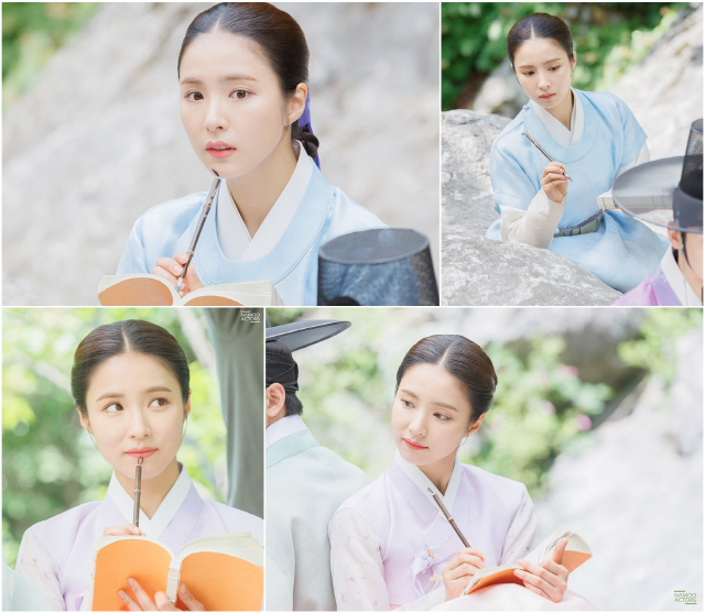 The new employee, Na Hae-ryung, is attracting attention.Tomorrow (17th), MBCs new Wednesday-Thursday evening drama, which is about to be broadcasted first, is Na Hae-ryung.Among them, expectations for actor Shin Se-kyung, who plays the title role of the drama, are increasing day by day.Shin Se-kyung is expected to play the role of Na Hae-ryung, who is reborn as a true officer, and to give fresh fun and thrilling thrills that he has never felt before.Na Hae-ryung, played by Shin Se-kyung, spent his childhood in the Qing Dynasty and was a curious free soul for the world.When I feel thirsty in the 19th century Joseon, which is filled with Confucianism, I pass the entrance to the palace with a dignified entrance to the palace.Na Hae-ryung, who is reborn as a true officer in this process, will increase his immersion in the drama.Among them, Shin Se-kyungs behind-the-scenes Steel Series, which has transformed into a character in the drama, is attracting attention.SteelSeries, which was released, shows Shin Se-kyung working on the poster of Na Hae-ryung new employee.Even in the heat of the early days, he showed off his veteran actor-like side. Shin Se-kyung is keen on poster shooting with a picturesque blue recording.He is planting Na Hae-ryung through his serious but playful eyes and changing facial expressions.Especially, the characteristics of the character called the officer who records history are shown by using props such as book books and brushes, and it leaves a deep impression.From the woman of the 19th century Joseon with a full spirit of dignity to the officer who believes that everyone is equal in front of the brush.The colorful aspects of the characters in the drama will be born more stereoscopically based on Shin Se-kyungs wide spectrum.Shin Se-kyung, who took the hearts of viewers for each work, is already attracting a lot of attention to what kind of fun this summer will make.Shin Se-kyung starring MBC The new Wednesday-Thursday evening drama Na Hae-ryung will be broadcasted at 8:55 pm on the 17th.