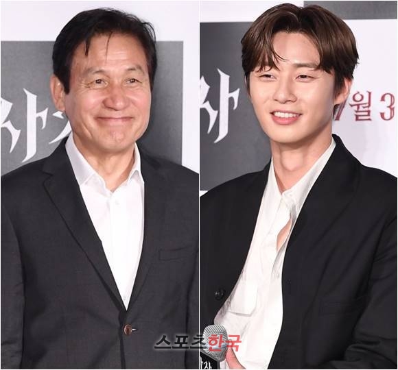 Park Seo-joon and Ahn Sung-ki of the movie Lion will communicate with the preliminary audience.Park Seo-joon and Ahn Sung-ki, the main actors of the movie Lion, will appear on SBS PowerFM Dooshi Escape TV Cultwo Show at 2 pm on the 16th.Park Seo-joon will also appear live on SBS PowerFM Park Sun-youngs Cine Town at 11 am on the 19th.Park Seo-joon and Ahn Sung-ki, who appear on the radio for the first time through the Dooshi Escape TV Cultwo Show, will share various stories about lion as well as behind-the-scenes Kahaani.Expectations are gathering for the delightful dedication of the two.Park Seo-joon will also capture listeners by delivering various episodes such as intense action-acting behind-the-scenes Kahaani and breathing with actors in Park Sun-youngs Cine Town, which will be broadcast live on the 19th.Meanwhile, The Lion is a film about the story of martial arts champion Yonghu (Park Seo-joon) meeting the Kuma priest Anshinbu (Ahn Sung-ki) and confronting the powerful evil () that has confused the world.It will be released on July 31st.