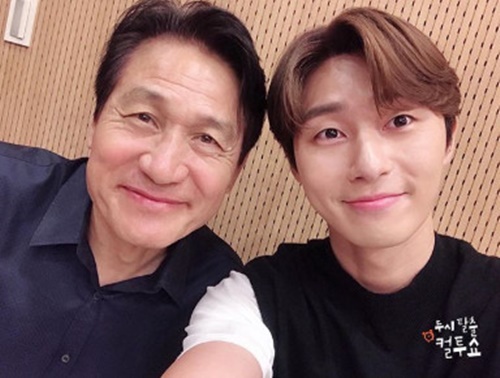 Actor Ahn Sung-ki Park Seo-joons TV Cultwo Show certified shot was released.SBS Power FM Dooshi Escape TV Cultwo Show said on the official Instagram on the 16th, After a while, two actors of the special guest movie Lion!Ahn Sung-ki, Park Seo-joon, with you! The shooter!# Like it is # wonderful #Ahn Sung-ki # Park Seo-joon # Movie # Lion # Expected # TV Cultwo Show .Park Seo-joon and Ahn Sung-ki in the public photos stare at the camera with a bright smile.Especially, the appearance of the two people looks like it and focuses attention.The netizens who saw it responded I look like two people, Radio is really fun and It is the best!Meanwhile, the movie Lion (director Kim Joo-hwan), starring Ahn Sung-ki and Park Seo-joon, will be released on the 31st.