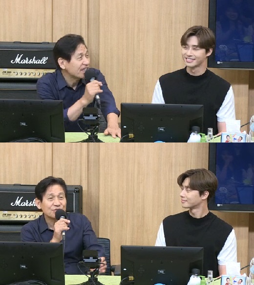 Park Seo-joon, the main character of Lion, revealed his respect for his senior Ahn Sung-ki at Dooshi Escape TV Cultwo Show.On the afternoon of the 16th, SBS Power FM Dooshi Escape TV Cultwo Show appeared as a guest by Park Seo-joon and Ahn Sung-ki, the main characters of the movie Lion.On this day, Park Seo-joon said of Ahn Sung-ki, We are seniors of seniors.This year, Korean films celebrated their 100th anniversary, and it is a living history of the film industry. So I was nervous and nervous before I met my senior, he said. I was so comfortable that I was able to finish the lion well without any problems.