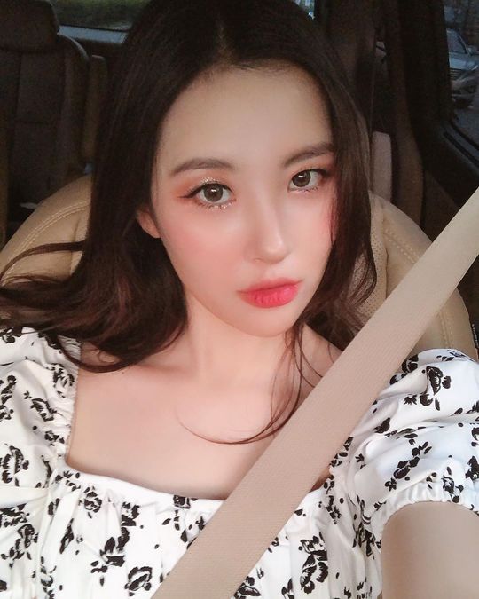 Sunmi showed off her beauty.Singer Sunmi posted an article and photo on his instagram on July 15 with the words Flower pattern chum !!!!!!Sunmi in the photo boasts a flowery beauty in a floral dress, her cheeks and intense lips drawing attention, and after an 8kg increase, her more watery beauty is enthused by fans.emigration site