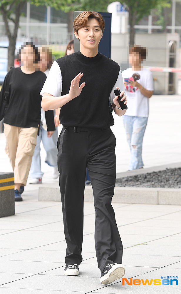 Actor Park Seo-joon enters the SBS Mokdong office building in Yangcheon-gu, Seoul to attend SBS Power FM Doosan Escape Cult show, a promotional car for the movie Lion, on the afternoon of July 16.useful stock