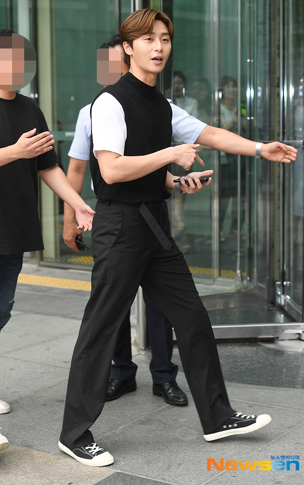 Actor Park Seo-joon enters the SBS Mokdong office building in Yangcheon-gu, Seoul to attend SBS Power FM Doosan Escape Cult show, a promotional car for the movie Lion, on the afternoon of July 16.useful stock