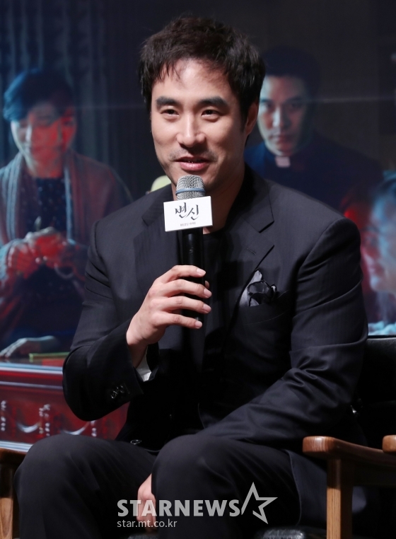 A report on the production of the film Transformation (director Kim Hong-sun) was held at CGV Apgujeong in Gangnam-gu, Seoul on the morning of the 16th.Actors Bae Seong-woo, Seongdongil, Jang Young-nam, Kim Hye-joon, Jo Hyun, Kim Kang-hoon and Kim Hong-sun attended the ceremony.Transformation is a horror thriller that depicts a strange and eerie event in which a demon transforms into a person hides in his family.Bae Seong-woo played the role of the master of the Kumasase in the play, saying, I challenged the abstinence role. I was worried that I could do well without being cursed.Park Kyung-rim said, There were many people who wore priests uniforms. Gang Dong-Won, Park Seo-joon, and Bae Seong-woo. Then Bae Seong-woo said, Do not say that.Bae Seong-woo said of his own differences with Gang Dong-Won and Park Seo-joon, Wouldnt it be the most real thing? When I shot The King (director Han Jae-rim), three prosecutors came out.I wanted three of them to do some things like the first test, but this time it was the same. Sung Dong-il said, Yes, it was a strong role. Meanwhile, Transformation will be released on August 21st.