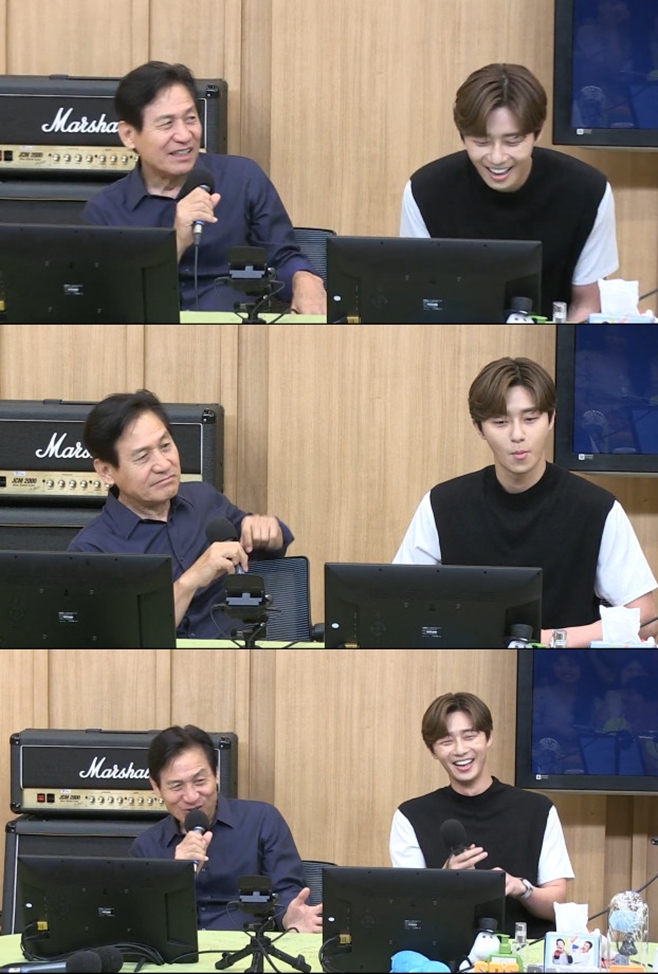 On the TV Cultwo Show, Park Seo-joon expressed his respect for Ahn Sung-ki.In SBS Radio Power FM Dooshi Escape TV Cultwo Show (hereinafter referred to as TV Cultwo Show), which was broadcast on the afternoon of the 16th, actors Park Seo-joon and Ahn Sung-ki of the movie Lion (director Kim Joo-hwan and production Victory contents) appeared and talked various stories.On this day, Park Seo-joon talked about breathing with Ahn Sung-ki in Lion.First, Park Seo-joon said, Ahn Sung-ki is the senior of the seniors. The Korean film is the 100th anniversary this year. It is the living history of the 100th anniversary.Park Seo-joon added, I was nervous and nervous before I first met Ahn Sung-ki, he added. I did not have a problem doing my work because my senior was comfortable.The Lion, starring Ahn Sung-ki and Park Seo-joon, is a film about fighting champion Yonghu, who met with the Kuma priest Anshinbu (Ahn Sung-ki) and confronting the powerful evil that has confused the world, and is scheduled to open on the 31st.