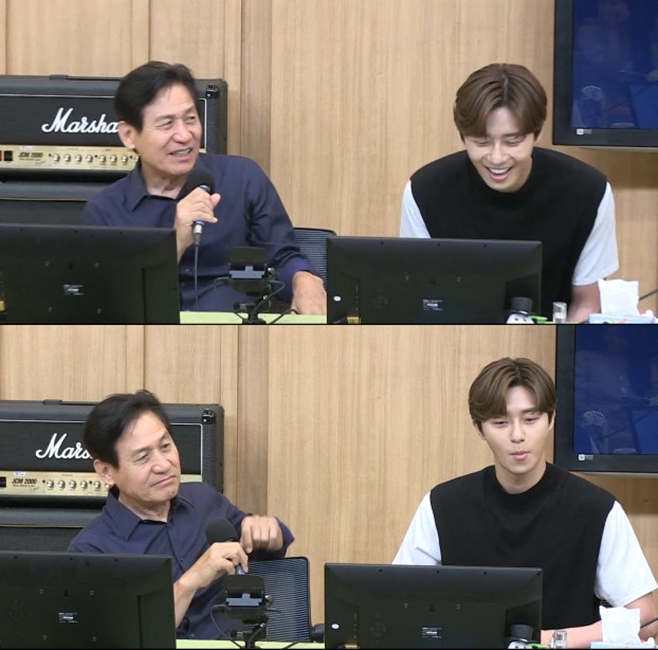 On the TV Cultwo Show, Park Seo-joon unveiled a story related to the action scene in the lion.In SBS Radio Power FM Dooshi Escape TV Cultwo Show (hereinafter referred to as TV Cultwo Show), which was broadcast on the afternoon of the 16th, actors Park Seo-joon and Ahn Sung-ki of the movie Lion (director Kim Joo-hwan and production Victory contents) appeared and talked various stories.Park Seo-joon mentioned the action scene in the lion.Park Seo-joon said, I played a martial arts player in dramas that appeared in the past.I have been training in the gym since then. So, in the lion, I was able to prepare a fighting scene in a relatively short period of time.Park Seo-joon also said, My muscles do not come out as fast as before, he added, I am not easy, but I am doing my best.The Lion, starring Ahn Sung-ki and Park Seo-joon, is a film about fighting champion Yonghu, who met with the Kuma priest Anshinbu (Ahn Sung-ki) and confronting the powerful evil that has confused the world, and is scheduled to open on the 31st.