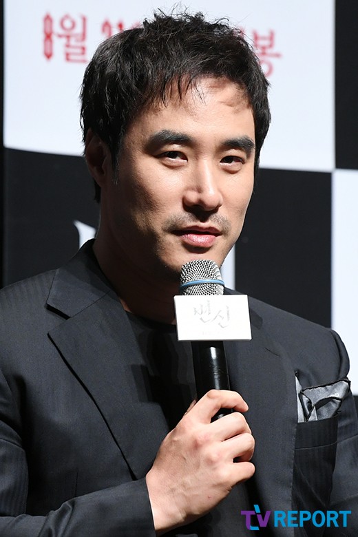 Actor Bae Seong-woo has identified the difference between Gang Dong-Won and Park Seo-joon as the most realistic.Bae Seong-woo said at the production meeting of the movie Transformation held at CGV Apgujeong in Gangnam-gu, Seoul on the morning of the 16th, I challenged the abstinence role.I thought I could do well without being cursed. Bae Seong-woo then said of the fact that he was wearing a priests uniform after the Black Priests Gang Dong-Won and Lion Park Seo-joon.I was like the first prosecutor at the time of the King, but this time it is the same.Transformation is a film about an eerie event in which a demon transforms into a human figure hides in his family. It opens on August 21.
