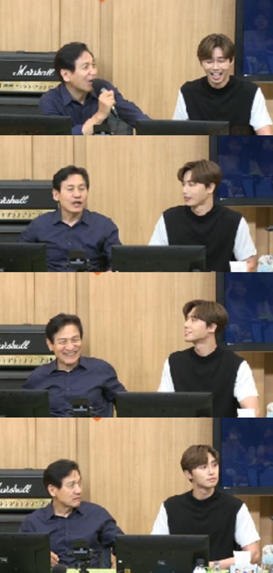 Dooshi Escape TV Cultwo Show Ahn Sung-ki proved to be a legend in the living movie industry.Actors Ahn Sung-ki and Park Seo-joon appeared as guests on SBS Power FM Dooshi Escape TV Cultwo Show broadcast on the 16th.DJ Kim Tae-gyun said, Ahn Sung-ki has been the 64th anniversary of becoming an actor this year.Ahn Sung-ki said, When I was a child, I did 70 ~ 80 works, and when I was an adult, I think I filmed about 100 films.I do not think I am proud of the large number of works. He added, I know that Shin Sung-il, who has passed away, has produced more than 500 works. Park Seo-joon said, Ahn Sung-ki is our senior, and Korean movies are the 100th anniversary of this year, but it is a living history./ Photo: SBS Viewed Screen