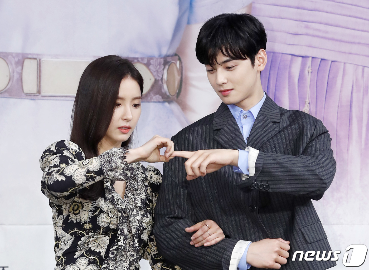 Seoul=) = Actor Shin Se-kyung (left) attends the MBC new tree mini-series Na Hae-ryung production presentation at MBC Golden Mouse Hall in Sangam-dong, Mapo-gu, Seoul, on the afternoon of the 17th, and pulls the hand of Jung Eun-woo.Na Hae-ryung is a work that depicts the full romance of the first problematic woman (Shin Se-kyung) of Joseon and the half-motto Solo Prince Irim (Jung Eun-woo).July 17, 2019