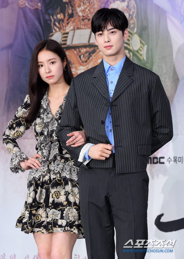 Actor Shin Se-kyung commented on his performance with face genius Jung Eun-woo.On the afternoon of the 17th, MBCs new tree drama Na Hae-ryung (played by Kim Ho-soo, directed by Kang Il-soo Han Hyun-hee) was presented at the Golden Mouse Hall in MBC building in Mapo-gu, Seoul.The event was attended by Kang Il-soo PD, Shin Se-kyung, Jung Eun-woo, Park Ki-woong, Lee Ji-hoon and Park Ji-hyun.I think it is too good when I meet with Shin Se-kyung senior, read and talk on the spot.I do not just sound, I feel that my sister cares about me, I can learn from the side, and I think that I am in the role of Na Hae-ryung every time.Breathing is so good and Im shooting it fun, he said.Shin Se-kyung said, I was aware that my close friend had taken the previous work together and heard about his sister.Its easy to put it down like that.Now, there are many other things that we can see through our drama, so we are in the process of planting it as a character.  We think that Jung Eun-woo is well suited to the character. When we do other historical dramas before, we can clean up the typical points of this will be I thought it was a liend, he said.Na Hae-ryung is a drama that adds to the fiction of what would have been like if the Ada Lovelace Islands had been settled during the mid-Joseon period, with the first problematic Ada Lovelace () of Joseon and the Phil of Prince Lee Rim (Chaung Eun-woo) with the anti-war mother Solo. It is a drama featuring full romance annals.Ada Lovelace, who was treated as a freak in the 19th century, is a fiction drama that plants precious seeds of change against the old truth that men and women are unusual and there is a good place in their identity.It will be broadcast at 9 pm on the 17th.