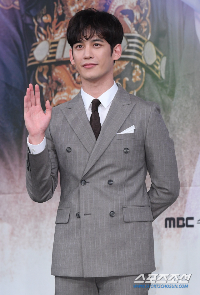 Actor Park Ki-woong has commented on the burden of the villain image.On the afternoon of the 17th, MBCs new tree drama Na Hae-ryung (played by Kim Ho-soo, directed by Kang Il-soo Han Hyun-hee) was presented at the Golden Mouse Hall in MBC building in Mapo-gu, Seoul.The event was attended by Kang Il-soo PD, Shin Se-kyung, Jung Eun-woo, Park Ki-woong, Lee Ji-hoon and Park Ji-hyun.Park Ki-woong said: If I play a villain, the odds are 100%; not 90%, and everything is good.In fact, I know that the villain image is strong, and I wanted to try a monarch who tells the right story apart from it.There are some works that have come in, but some things that I have not been able to do, but it is the character of the image I always wanted to do.If this kind of role comes in, I have the idea of ​​acting with an image in my heart, so I am acting so dreamy when I am grateful for this role. Na Hae-ryung is a drama that adds to the fiction of what would have been like if the Ada Lovelace Islands had been settled during the mid-Joseon period, with the first problematic Ada Lovelace () of Joseon and the Phil of Prince Lee Rim (Chaung Eun-woo) with the anti-war mother Solo. It is a drama featuring full romance annals.Ada Lovelace, who was treated as a freak in the 19th century, is a fiction drama that plants precious seeds of change against the old truth that men and women are unusual and there is a good place in their identity.It will be broadcast at 9 pm on the 17th.