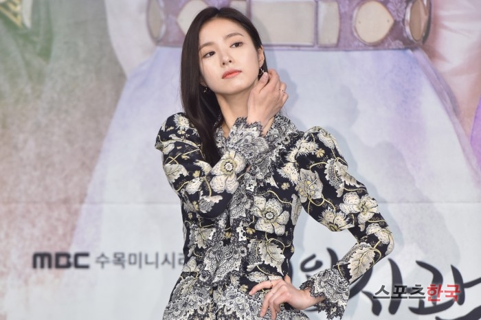 Shin Se-kyung is attending the MBC drama Na Hae-ryung production presentation held at MBC Gold Mouse Hall in Sangam-dong, Mapo-gu, Seoul on the afternoon of the 17th.Na Hae-ryung is the first problematic woman () in Joseon and the full-length romance of Prince Irim (Cha Jung Eun-woo) by Na Hae-ryung and the anti-war mother Solo.Shin Se-kyung, Cha Jung Eun-woo, Park Ki-woong, Lee Ji-hoon and Park Ji-hyun will appear. The first broadcast at 8:55 pm on the 17th.