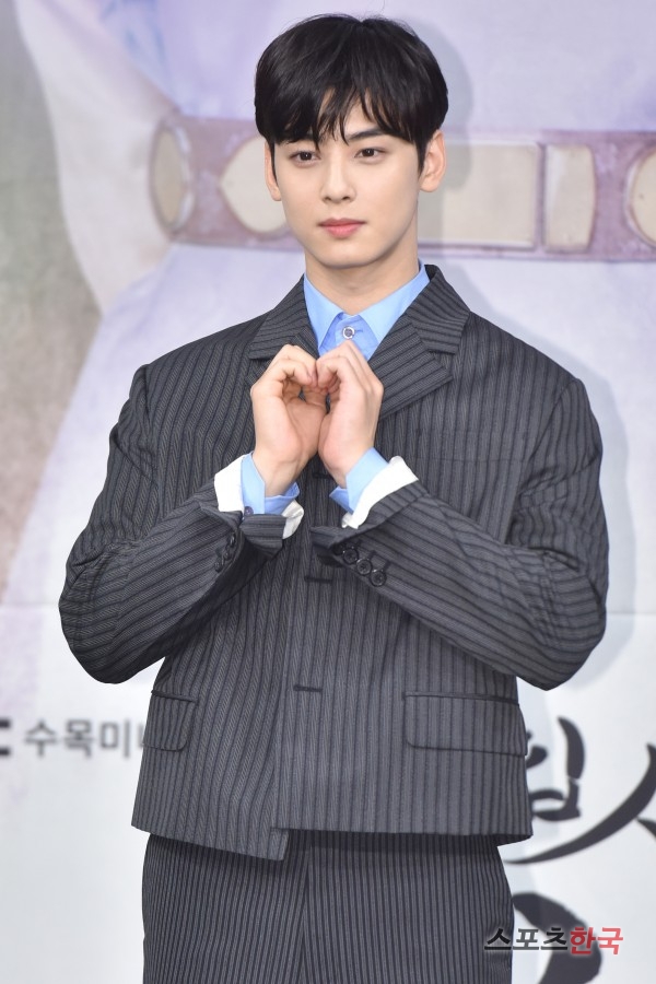 Cha Jung Eun-woo is attending the MBC drama Na Hae-ryung production presentation held at MBC Gold Mouse Hall in Sangam-dong, Mapo-gu, Seoul on the afternoon of the 17th.Na Hae-ryung is the first problematic woman () in Joseon and the full-length romance of Prince Irim (Cha Jung Eun-woo) by Na Hae-ryung and the anti-war mother Solo.Shin Se-kyung, Cha Jung Eun-woo, Park Ki-woong, Lee Ji-hoon and Park Ji-hyun will appear. The first broadcast at 8:55 pm on the 17th.