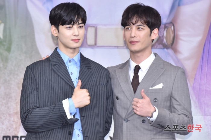 Jung Eun-woo and Park Ki-woong are attending the MBC drama Na Hae-ryung production presentation held at MBC Gold Mouse Hall in Sangam-dong, Mapo-gu, Seoul on the afternoon of the 17th.Na Hae-ryung is the first problematic woman () in Joseon and the full-length romance of Prince Irim (Cha Jung Eun-woo) by Na Hae-ryung and the anti-war mother Solo.Shin Se-kyung, Cha Jung Eun-woo, Park Ki-woong, Lee Ji-hoon and Park Ji-hyun will appear. The first broadcast will be broadcast at 8:55 p.m. on the 17th.