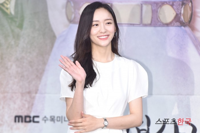 Park Ji-hyun is attending the MBC drama Na Hae-ryung production presentation held at MBC Gold Mouse Hall in Sangam-dong, Mapo-gu, Seoul on the afternoon of the 17th.Na Hae-ryung is the first problematic woman () in Joseon and the full-length romance of Prince Irim (Cha Jung Eun-woo) by Na Hae-ryung and the anti-war mother Solo.Shin Se-kyung, Cha Jung Eun-woo, Park Ki-woong, Lee Ji-hoon and Park Ji-hyun will appear. The first broadcast at 8:55 pm on the 17th.