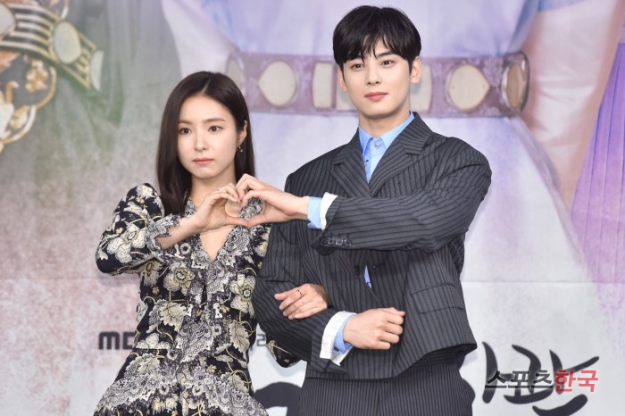 Shin Se-kyung and Jung Eun-woo are attending the MBC drama Na Hae-ryung production presentation held at MBC Gold Mouse Hall in Sangam-dong, Mapo-gu, Seoul on the afternoon of the 17th.Na Hae-ryung is the first problematic woman () in Joseon and the full-length romance of Prince Irim (Cha Jung Eun-woo) by Na Hae-ryung and the anti-war mother Solo.Shin Se-kyung, Cha Jung Eun-woo, Park Ki-woong, Lee Ji-hoon and Park Ji-hyun will appear. The first broadcast at 8:55 pm on the 17th.
