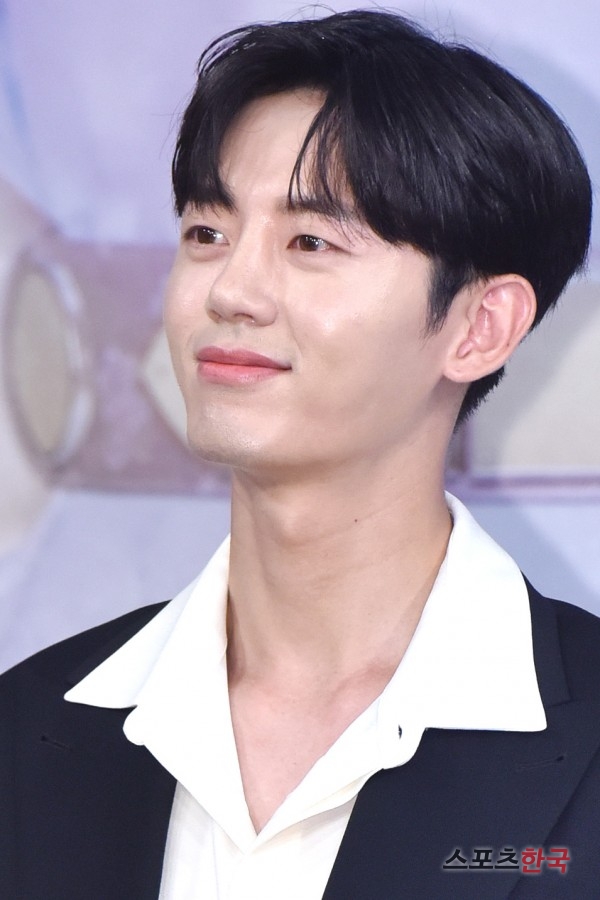 Lee Ji-hoon is attending the MBC drama Na Hae-ryung production presentation held at MBC Gold Mouse Hall in Sangam-dong, Mapo-gu, Seoul on the afternoon of the 17th.Na Hae-ryung is the first problematic woman () in Joseon and the full-length romance of Prince Irim (Cha Jung Eun-woo) by Na Hae-ryung and the anti-war mother Solo.Shin Se-kyung, Cha Jung Eun-woo, Park Ki-woong, Lee Ji-hoon, and Park Ji-hyun will appear. The first broadcast at 8:55 pm on the 17th.