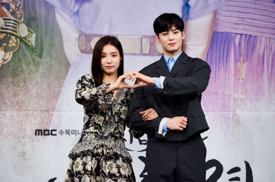 Actor Shin Se-kyung has put down his external greed for acting with face genius Jung Eun-woo.On the afternoon of the 17th, a new tree drama Na Hae-ryung was presented at the Golden Mouse Hall of MBC New Building in Sangam-dong, Mapo-gu, Seoul.Shin Se-kyung, Jung Eun-woo, Lee Ji-hoon, Park Ji-hyun, Park Ki-woong and Kang Il-soo PD attended the ceremony.Shin Se-kyung said, A close friend filmed a previous film with Jung Eun-woo.I heard about the story (about Jung Eun-woo) from the friend, he said. I was out of my greed.It was comfortable to put it down, she quivered numbly.Na Hae-ryung, a new employee, has a lot of other things than the external sum of me and Jung Eun-woo.We are in the process of planting as a character, he added. Jung Eun-woo is a friend who can plant a novel and new part in the new officer Na Hae-ryung Na Hae-ryung is a fiction drama that planted precious seeds of change against the old truth that men and women are unusual and there is a place in the identity in the background of 19th century Joseon.It will be broadcast first at 8:55 p.m. on the 17th.