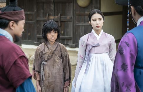 The scene of the Daechi station, which is the day of the new cadets Na Hae-ryung Shin Se-kyung and Lee Jong-hyeok, was captured.Shin Se-kyung, who faced Lee Jong-hyeok and confronted him without being intimidated, was revealed.In particular, the document of questions and unidentified boy appear together, amplifying the curiosity about what happened between them.The MBC new drama Na Hae-ryung (played by Kim Ho-soo / directed by Kang Il-soo, Han Hyun-hee / produced by Green Snake Media) is showing the stronghold of the old Na Hae-ryung (Shin Se-kyung) and the Daechi station. He made a public appearance.Na Hae-ryung, starring Shin Se-kyung, Jung Eun-woo, and Park Ki-woong, is a full-length romance release by the first problematic first lady () Na Hae-ryung of Joseon and the anti-war mother Solo Prince Lee Rim (Chaung Eun-woo).Lee Ji-hoon, Park Ji-hyun and other young actors, Kim Ji-jin, Kim Min-sang, Choi Duk-moon, and Sung Ji-ru.Na Hae-ryung, who is in the photo released first, is staring at the other person with a dignified expression. Na Hae-ryungs opponent is a boss who is wrinkled by Unjong.His smile like a stool and stimulating Na Hae-ryung with a document of questions raises curiosity about what kind of conversation the two are having.Na Hae-ryung, who was confronted without blinking an eye on the boss of the boss, was sitting face to face with the boss and the desk, and the brush was revealed.The two can not keep an eye on the brush of Na Hae-ryung, and they amplify the curiosity about what Na Hae-ryung is writing.In another photo, Na Hae-ryung and the unidentified boy are caught together and robbed of their eyes.Na Hae-ryung is standing up to the boss of the waltz, keeping the boys side strong.What the relationship between the two people of different colors is and what is going on between them will be released on the air today (17th).Na Hae-ryung, a problematic woman in Hanyang in the 19th century, will face a tense tension in the face of a meeting with a boss, said Na Hae-ryung. I hope you will confirm what the story is about the two people and how the story will develop tonight through the first broadcast.Shin Se-kyung, Jung Eun-woo, and Park Ki-woong will appear on MBC at 8:55 pm on the 17th.