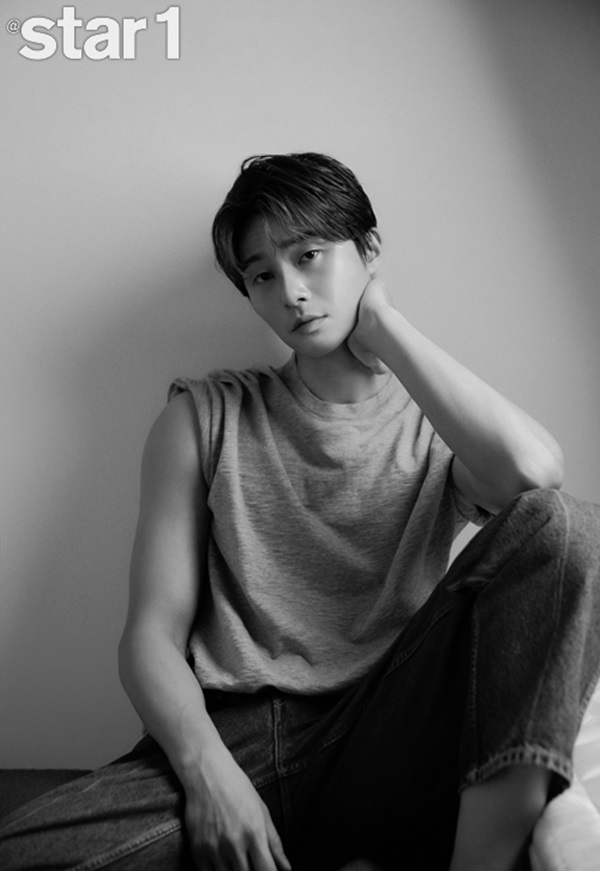 Actor Park Seo-joon, who returned to the movie Lion, co-stars and style magazines, covered the issue in August 2019.Park Seo-joon in this picture captivated her with a manly charm that contradicts the soft appearance she showed through Rocco.Park did not hide his feelings ahead of his return to the screen with the movie Lion.In particular, Park Seo-joons question of what the movie Lion is, I want to call it a birdie movie, he added, adding that it is a movie with various points of observation in addition to action and Kuma.In addition, Actor Choi Woo-shik will appear in this movie, saying, I heard that I and (Choi) Woo-sik expressed their appearance in each others works as acting pussy, and they played with me to listen to the acting system.Park Seo-joon was a short appearance in parasites, but he also heard that Bong Joon-ho was an Actor with an aura in an impact role.Park said, I am grateful for the excessive praise. It was a good experience to feel the shooting scene of Bong Bong, who was wondering, short.It was a great help for his filmography.When asked about Son Heung-min to Park Seo-joon, who boasts various connections in the entertainment industry, he said, I met in the UK and became close.  (Son) Heung-min also worked out while he was in Seoul.An honest Interview with Actor Park Seo-joon, who always wants to try newness, can be seen in the August 2019 issue of At Style Magazine.Photos: At Style