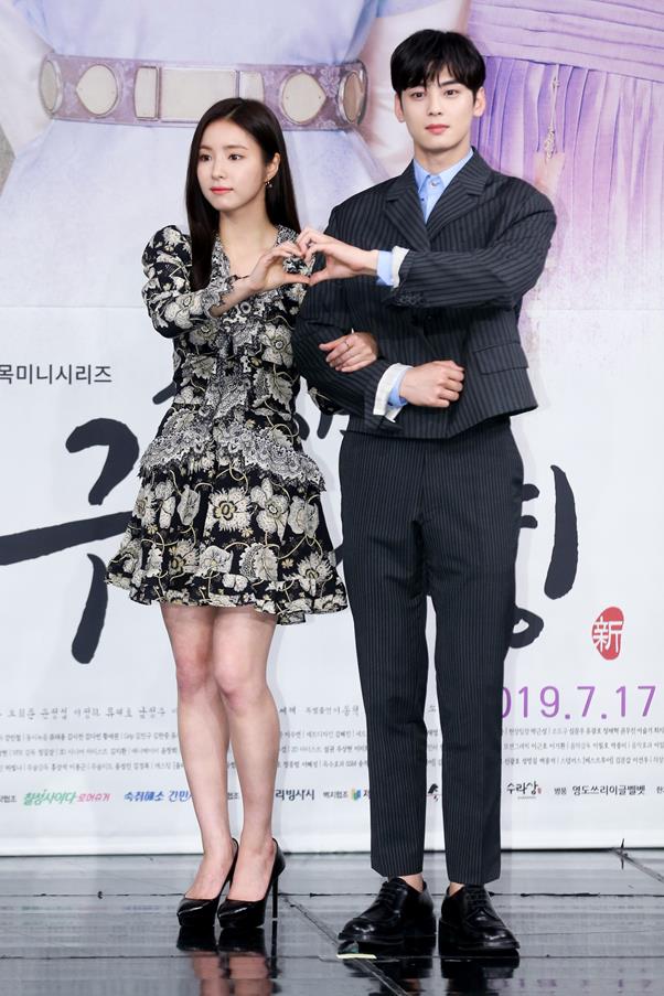 Na Hae-ryung, said Jung Eun-woo, who expressed satisfaction with Shin Se-kyungs breathing.On the afternoon of the 17th, MBCs new tree drama Na Hae-ryung was presented at MBCs Golden Mouse Hall in Sangam-dong, Mapo-gu, Seoul.Actor Shin Se-kyung, Jung Eun-woo, Park Ki-woong, Lee Ji-hoon and Park Ji-hyun attended the ceremony.In this work, Jung Eun-woo predicted romance with Shin Se-kyung.I think its too good when I meet, read and play on the spot, said Jung Eun-woo, who spoke about his acting breath with Shin Se-kyung.It is not just a story, but it feels so much that my sister cares for me, and I think it is a breath like a breath because I have a lot to learn, he said.Meanwhile, Na Hae-ryung is the first problematic first lady (Shin Se-kyung) of Joseon and the full-length romance of Prince Lee Rim (Jung Eun-woo), the anti-war mother.It will be broadcast first at 8:55 p.m.