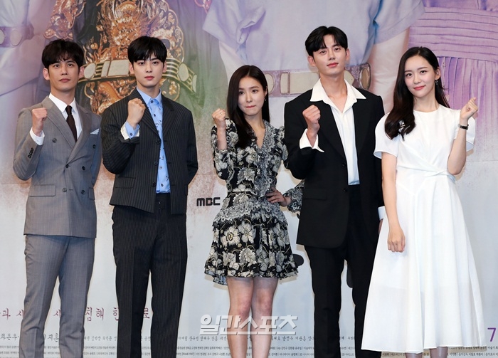 At 2 pm on March 17, a new tree drama Na Hae-ryung was held at MBC in Sangam-dong, Mapo-gu, Seoul.Actor Shin Se-kyung, Cha Jung Eun-woo, Park Ki-woong, Lee Ji-hoon, Park Ji-hyun and Kang Il-soo attended.This drama is a story about four GLOW, including Na Hae-ryung, who passed through the past in the early 19th century, entering the palace and growing into a military officer.At that time, the Chosun society could not see the past and could not come to office. The opportunity was given to the four GLOW with the efforts of the wise prince. I came to YG Entertainment with a story from the middle class annals seven to eight years ago. I would propose Ada Lovelace.To strengthen the kingship, he proposed the Ada Lovelace system, but the middle class refused because the women did not know.I started YG Entertainment because I wanted to be fun if it was implemented.The 19th century is the beginning of the 100-year dark age, so I set it to this period with the hope that there would be a change in the Joseon society during this period. It is a story of young women in Joseon living independently and actively.The new cadet, Na Hae-ryung, is the first problematic Ada Lovelace () Shin Se-kyung (formerly Na Hae-ryung) of Joseon and the Phil-filled romance annals of Prince Jung Eun-woo (Lee Rim).It will be broadcast for the first time today (17th) at 8:55 p.m.