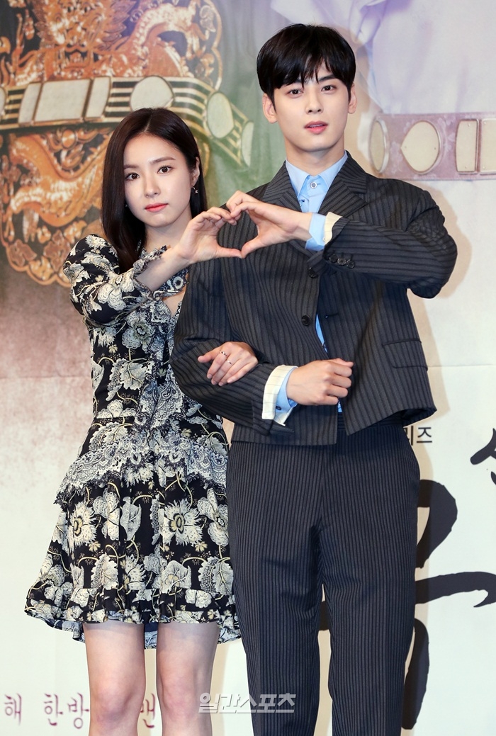 Rookie Historian Goo Hae-ryung Shin Se-kyung X Cha Eun-woo, will be the winner of Visual Good Restaurant Arboretum (Comprehensive) At 2 pm on March 17, a new tree drama New Entrepreneur Rookie Historian Goe-ryung production presentation was held at MBC in Sangam-dong, Mapo-gu, Seoul.Actors Shin Se-kyung, Cha Eun-woo, Park Ki-woong, Lee Ji-hoon, Park Ji-hyun and Kang Il-soo attended.The New Entrepreneur Rookie Historian Goo Hae-ryung is the first problematic first lady () of Joseon (Rookie Historian Goo Hae-ryung) and the Phil-filled romance annals of Prince Cha Eun-woo (Lee Rim) with the anti-war mother Solo.This drama is a story about four women, including Rookie Historian Goo Hae-ryung, who passed through the past in the early 19th century, entering the palace and growing into a cadet.At that time, the Chosun society could not see the past and could not come to office. The opportunity was given to the four women with the efforts of the wise prince. I planned with a story from the Annals of the Middle Ages seven to eight years ago. I will propose my wife.The government proposed a system to strengthen the kingship, but the middle class refused because the women did not know the writing.The 19th century is the beginning of the 100-year dark age, so I set it to this period with the hope that there would be a change in the Joseon society during this period. It is a story of young women in Joseon living independently and actively.Shin Se-kyung said, I prepared external and physical parts for this work, but I tried to think freely because it is a drama that has to draw a different aspect from the life of women who have been generally heard or seen in the Joseon Dynasty.I tried to get out of stereotypes. He expected to play an independent female character.Cha Eun-woo said in his first historical drama challenge, I was worried and nervous. I prepared with the bishop for a long time in the field and I worked with my seniors in the field.I feel like growing one by one. I will show you the lonely growth of Irim through drama. I felt like I wanted to show a good appearance by acting comfortably rather than burden.As for his breathing with partner Shin Se-kyung, he said, I feel like Im too good when I meet my sister and talk to her on the spot and breathe.I can learn a lot and I think it is a good idea to play the role of Rookie Historian Goo Hae-ryung.I am shooting so good and happy, he said.Shin Se-kyung asked if he had any pressure to meet with Cha Eun-woo, a face genius, and said, My close friend heard a lot of such words with his previous work.It is more comfortable to put down it, he said wittyly. I am planting it to match the sum of the characters other than the external sum.Were instilling novel points that can be typical - you can expect, added Cha Eun-woo.Director Kang Il-soo said, I thought about Shin Se-kyung as a new officer Rookie Historian Goo Hae-ryung title roll, and I cast it from the beginning. I think there is no person to replace Rookie Historian Goo Hae-ryung except Shin Se-kyung.Im doing 100% harder. I wear skirts and run faster than a horse. (Laughing) Sometimes the character itself is tough.I am very good at expressing it with acting and I understand the character so well. Park Ji-hyun said, You can expect not only romance but also warmans. At first, you can show the character of Sahee away, but it becomes one more and more.I will be able to see the men through the appearance of becoming a community. Park Ki-woong also said, The four mens men are really good.New cadet Rookie Historian Goe-ryung, which deals with the growing period of female cadets in tight tension and checks in a more democratic system than now, will be broadcast for the first time at 8:55 pm today (17th).