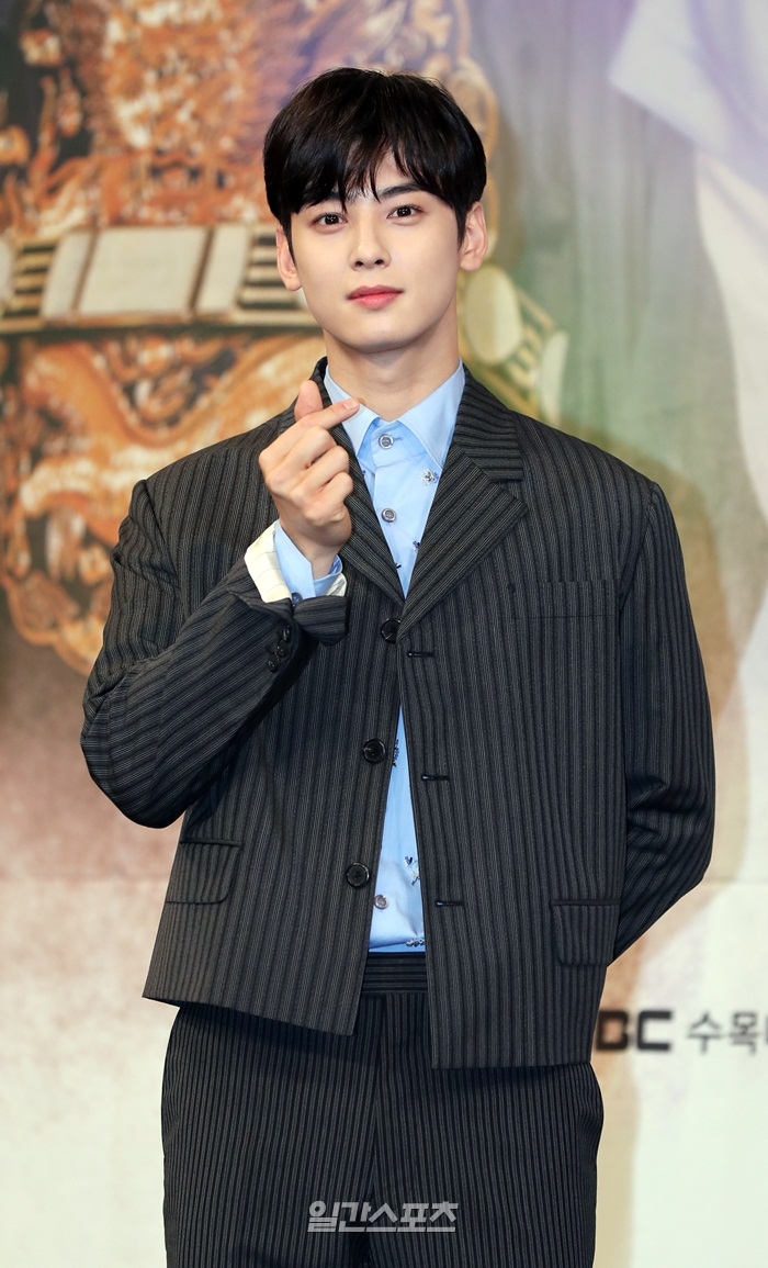 Rookie Historian Goo Hae-ryung Shin Se-kyung X Cha Eun-woo, will be the winner of Visual Good Restaurant Arboretum (Comprehensive) At 2 pm on March 17, a new tree drama New Entrepreneur Rookie Historian Goe-ryung production presentation was held at MBC in Sangam-dong, Mapo-gu, Seoul.Actors Shin Se-kyung, Cha Eun-woo, Park Ki-woong, Lee Ji-hoon, Park Ji-hyun and Kang Il-soo attended.The New Entrepreneur Rookie Historian Goo Hae-ryung is the first problematic first lady () of Joseon (Rookie Historian Goo Hae-ryung) and the Phil-filled romance annals of Prince Cha Eun-woo (Lee Rim) with the anti-war mother Solo.This drama is a story about four women, including Rookie Historian Goo Hae-ryung, who passed through the past in the early 19th century, entering the palace and growing into a cadet.At that time, the Chosun society could not see the past and could not come to office. The opportunity was given to the four women with the efforts of the wise prince. I planned with a story from the Annals of the Middle Ages seven to eight years ago. I will propose my wife.The government proposed a system to strengthen the kingship, but the middle class refused because the women did not know the writing.The 19th century is the beginning of the 100-year dark age, so I set it to this period with the hope that there would be a change in the Joseon society during this period. It is a story of young women in Joseon living independently and actively.Shin Se-kyung said, I prepared external and physical parts for this work, but I tried to think freely because it is a drama that has to draw a different aspect from the life of women who have been generally heard or seen in the Joseon Dynasty.I tried to get out of stereotypes. He expected to play an independent female character.Cha Eun-woo said in his first historical drama challenge, I was worried and nervous. I prepared with the bishop for a long time in the field and I worked with my seniors in the field.I feel like growing one by one. I will show you the lonely growth of Irim through drama. I felt like I wanted to show a good appearance by acting comfortably rather than burden.As for his breathing with partner Shin Se-kyung, he said, I feel like Im too good when I meet my sister and talk to her on the spot and breathe.I can learn a lot and I think it is a good idea to play the role of Rookie Historian Goo Hae-ryung.I am shooting so good and happy, he said.Shin Se-kyung asked if he had any pressure to meet with Cha Eun-woo, a face genius, and said, My close friend heard a lot of such words with his previous work.It is more comfortable to put down it, he said wittyly. I am planting it to match the sum of the characters other than the external sum.Were instilling novel points that can be typical - you can expect, added Cha Eun-woo.Director Kang Il-soo said, I thought about Shin Se-kyung as a new officer Rookie Historian Goo Hae-ryung title roll, and I cast it from the beginning. I think there is no person to replace Rookie Historian Goo Hae-ryung except Shin Se-kyung.Im doing 100% harder. I wear skirts and run faster than a horse. (Laughing) Sometimes the character itself is tough.I am very good at expressing it with acting and I understand the character so well. Park Ji-hyun said, You can expect not only romance but also warmans. At first, you can show the character of Sahee away, but it becomes one more and more.I will be able to see the men through the appearance of becoming a community. Park Ki-woong also said, The four mens men are really good.New cadet Rookie Historian Goe-ryung, which deals with the growing period of female cadets in tight tension and checks in a more democratic system than now, will be broadcast for the first time at 8:55 pm today (17th).