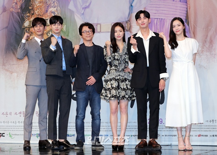Rookie Historian Goo Hae-ryung Shin Se-kyung X Cha Eun-woo, will be the winner of Visual Good Restaurant Arboretum (Comprehensive) At 2 pm on March 17, a new tree drama New Entrepreneur Rookie Historian Goe-ryung production presentation was held at MBC in Sangam-dong, Mapo-gu, Seoul.Actors Shin Se-kyung, Cha Eun-woo, Park Ki-woong, Lee Ji-hoon, Park Ji-hyun and Kang Il-soo attended.The New Entrepreneur Rookie Historian Goo Hae-ryung is the first problematic first lady () of Joseon (Rookie Historian Goo Hae-ryung) and the Phil-filled romance annals of Prince Cha Eun-woo (Lee Rim) with the anti-war mother Solo.This drama is a story about four women, including Rookie Historian Goo Hae-ryung, who passed through the past in the early 19th century, entering the palace and growing into a cadet.At that time, the Chosun society could not see the past and could not come to office. The opportunity was given to the four women with the efforts of the wise prince. I planned with a story from the Annals of the Middle Ages seven to eight years ago. I will propose my wife.The government proposed a system to strengthen the kingship, but the middle class refused because the women did not know the writing.The 19th century is the beginning of the 100-year dark age, so I set it to this period with the hope that there would be a change in the Joseon society during this period. It is a story of young women in Joseon living independently and actively.Shin Se-kyung said, I prepared external and physical parts for this work, but I tried to think freely because it is a drama that has to draw a different aspect from the life of women who have been generally heard or seen in the Joseon Dynasty.I tried to get out of stereotypes. He expected to play an independent female character.Cha Eun-woo said in his first historical drama challenge, I was worried and nervous. I prepared with the bishop for a long time in the field and I worked with my seniors in the field.I feel like growing one by one. I will show you the lonely growth of Irim through drama. I felt like I wanted to show a good appearance by acting comfortably rather than burden.As for his breathing with partner Shin Se-kyung, he said, I feel like Im too good when I meet my sister and talk to her on the spot and breathe.I can learn a lot and I think it is a good idea to play the role of Rookie Historian Goo Hae-ryung.I am shooting so good and happy, he said.Shin Se-kyung asked if he had any pressure to meet with Cha Eun-woo, a face genius, and said, My close friend heard a lot of such words with his previous work.It is more comfortable to put down it, he said wittyly. I am planting it to match the sum of the characters other than the external sum.Were instilling novel points that can be typical - you can expect, added Cha Eun-woo.Director Kang Il-soo said, I thought about Shin Se-kyung as a new officer Rookie Historian Goo Hae-ryung title roll, and I cast it from the beginning. I think there is no person to replace Rookie Historian Goo Hae-ryung except Shin Se-kyung.Im doing 100% harder. I wear skirts and run faster than a horse. (Laughing) Sometimes the character itself is tough.I am very good at expressing it with acting and I understand the character so well. Park Ji-hyun said, You can expect not only romance but also warmans. At first, you can show the character of Sahee away, but it becomes one more and more.I will be able to see the men through the appearance of becoming a community. Park Ki-woong also said, The four mens men are really good.New cadet Rookie Historian Goe-ryung, which deals with the growing period of female cadets in tight tension and checks in a more democratic system than now, will be broadcast for the first time at 8:55 pm today (17th).