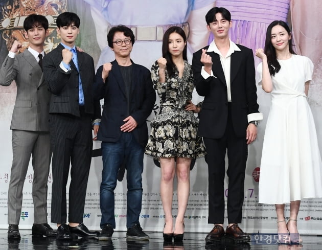 Actor Park Ki-woong (from left), Cha Jung Eun-woo, Kang Il-soo PD, Shin Se-kyung, Lee Ji-hoon, and Park Ji-hun held a new tree mini series Na Hae-ryung at MBCs new building in Sangam-dong, Seoul on the afternoon of the 17th (played by Kim Ho-soo, director Kang Il-soo) Han Hyun-hee) attends the production presentation and has photo time.Na Hae-ryung, starring Shin Se-kyung, Jung Eun-woo, Park Ki-woong, Lee Ji-hoon, and Park Ji-hyun, is a drama about the first problematic first lady () Na Hae-ryung of Joseon and the Phil full romance of Prince Lee Rim, It is scheduled to be broadcast for the first time on the afternoon of the 17th.