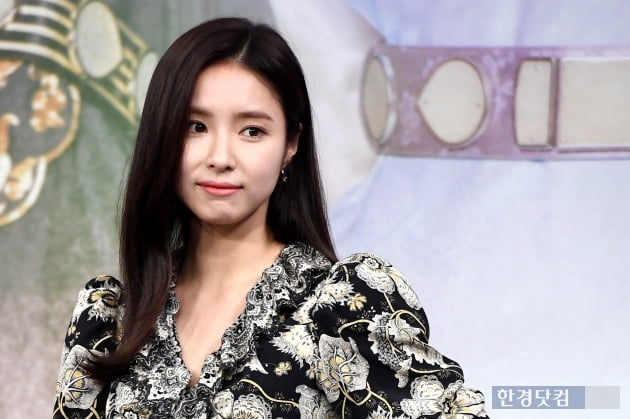 I was greedy because of the new employee, Na Hae-ryung Shin Se-kyung Face Genius Jung Eun-woo Actor Jung Eun-woo, who appears in MBCs Na Hae-ryung, predicted a chemi with his opponent actor Shin Se-kyung.I was worried and nervous, but I got a lot of advice from my seniors and my bosses, Cha Eun-woo said at a production presentation of the new employee, Na Hae-ryung, at MBC Golden Mouse Hall in Sangam-dong, Seoul, on the afternoon of the 17th.I feel like Im growing and learning each one because Im well informed.Jung Eun-woo played the role of the second-ranked Dowon Daegun Lee Lim in the drama.He is a problematic prince who breaks the peace of the royal family and a love novelist who enjoys the popularity of the peak as a pseudonym Maehwa teacher.JTBCs Jung Eun-woo, who chose Na Hae-ryung as the next film to My ID is Gangnam Beauty, said of the nickname Face Genius, Its good to hear that youre handsome.But everyone thinks they have their own color, he said, My mother always says, Do not be self-conscious. Shin Se-kyung said, I knew it before shooting, so I put down my external greed as an actress.Shin Se-kyung praised the character Jung Eun-woo and Irim as a friend who can change the typical parts of historical drama.Im so good at breathing with senior Se-kyung, said Jung Eun-woo, who thanked him for his consideration when filming.The first new employee, Na Hae-ryung, is a romance by the problematic first lady Na Hae-ryung and mother Solo Leerim (Jung Eun-woo) in the background of Hanyang in the 19th century.It airs every Wednesday and Thursday at 8:55 p.m.Shin Se-kyung I have put my appearance greed down because of Jung Eun-woo Jung Eun-woo Shin Se-kyung feels caring ...