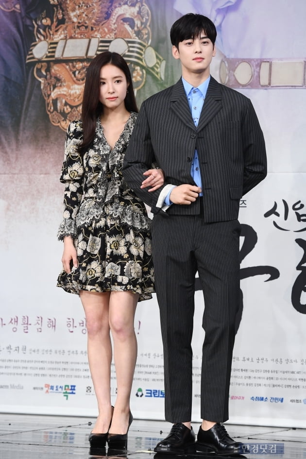 I was greedy because of the new employee, Na Hae-ryung Shin Se-kyung Face Genius Jung Eun-woo Actor Jung Eun-woo, who appears in MBCs Na Hae-ryung, predicted a chemi with his opponent actor Shin Se-kyung.I was worried and nervous, but I got a lot of advice from my seniors and my bosses, Cha Eun-woo said at a production presentation of the new employee, Na Hae-ryung, at MBC Golden Mouse Hall in Sangam-dong, Seoul, on the afternoon of the 17th.I feel like Im growing and learning each one because Im well informed.Jung Eun-woo played the role of the second-ranked Dowon Daegun Lee Lim in the drama.He is a problematic prince who breaks the peace of the royal family and a love novelist who enjoys the popularity of the peak as a pseudonym Maehwa teacher.JTBCs Jung Eun-woo, who chose Na Hae-ryung as the next film to My ID is Gangnam Beauty, said of the nickname Face Genius, Its good to hear that youre handsome.But everyone thinks they have their own color, he said, My mother always says, Do not be self-conscious. Shin Se-kyung said, I knew it before shooting, so I put down my external greed as an actress.Shin Se-kyung praised the character Jung Eun-woo and Irim as a friend who can change the typical parts of historical drama.Im so good at breathing with senior Se-kyung, said Jung Eun-woo, who thanked him for his consideration when filming.The first new employee, Na Hae-ryung, is a romance by the problematic first lady Na Hae-ryung and mother Solo Leerim (Jung Eun-woo) in the background of Hanyang in the 19th century.It airs every Wednesday and Thursday at 8:55 p.m.Shin Se-kyung I have put my appearance greed down because of Jung Eun-woo Jung Eun-woo Shin Se-kyung feels caring ...