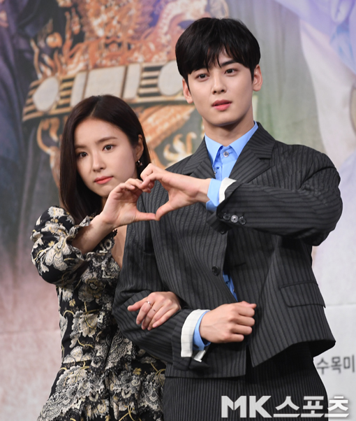 Shin Se-kyung, a new employee, shared his feelings with Jung Eun-woo, a face genius.On the afternoon of the 17th, MBCs new tree drama Na Hae-ryung was presented at MBCs Golden Mouse Hall in Mapo-gu, Seoul.On the scene, Shin Se-kyung spoke about his breathing with partner Jung Eun-woo.I think Mr. Jung Eun-woo is so good with the character that I thought he was a friend who instills novelty in the drama, Shin Se-kyung said.Na Hae-ryung is a work that depicts the first problematic woman () of Joseon and the annals of the fill full romance of Prince Irim, the anti-war mother solo.Broadcast at 8:55 p.m.
