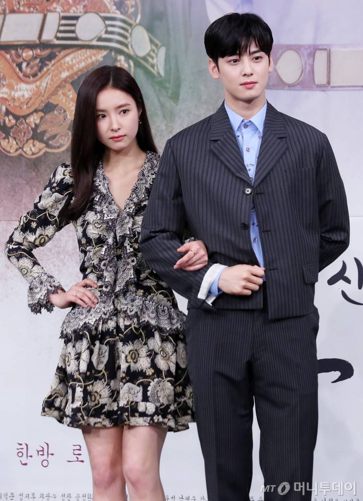 Actor Shin Se-kyung showed off floral one-piece fashion.On the afternoon of the 17th, Shin Se-kyung attended the production presentation of the drama Na Hae-ryung which was held at Sangam MBC in Mapo-gu, Seoul.On this day, Shin Se-kyung appeared in a black mini dress printed with a large flower.Shin Se-kyung skipped the necklace on a lace and frill-decorated dress and matched black pumps to create an unoverloaded pattern look.Shin Se-kyung, who produced a thick C-colour hair, wore cubic decorative ring earrings and added a vibrant vibe with coral makeup.Na Hae-ryung, starring Shin Se-kyung Cha Eun-woo, draws a romance annals of the first problematic first lady () Na Hae-ryung of Joseon and the anti-war mother Solo Prince Irim.