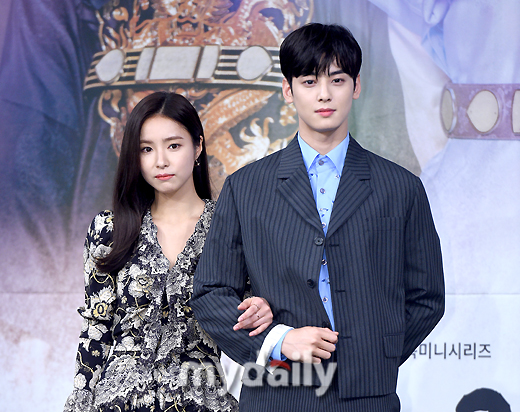 Shin Se-kyung and Jung Eun-woo greet each other at the MBC new drama Na Hae-ryung (played by Kim Ho-soo, directed by Kang Il-soo Han Hyun-hee) at MBC in Sangam-dong, Seoul on the afternoon of the 17th.Na Hae-ryung is the first problematic woman () in Joseon and the Phil-filled romance annals of Prince Lee Rim (Cha Jung Eun-woo), the anti-war mother Solo.Shin Se-kyung, Jung Eun-woo, Park Ki-woong, Lee Ji-hoon, Park Ji-hyun and other young actors such as Kim Yeo-jin, Kim Min-sang, Choi Duk-moon and Sung Ji-ru.