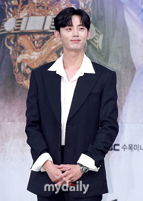 Lee Ji-hoon greets MBCs new tree drama Na Hae-ryung (played by Kim Ho-soo, directed by Kang Il-soo Han Hyun-hee) at MBC in Sangam-dong, Seoul on the afternoon of the 17th.Na Hae-ryung is the first problematic woman () in Joseon and the Phil-filled romance annals of Prince Lee Rim (Cha Jung Eun-woo), the anti-war mother Solo.Shin Se-kyung, Jung Eun-woo, Park Ki-woong, Lee Ji-hoon, Park Ji-hyun and other young actors such as Kim Yeo-jin, Kim Min-sang, Choi Duk-moon and Sung Ji-ru.