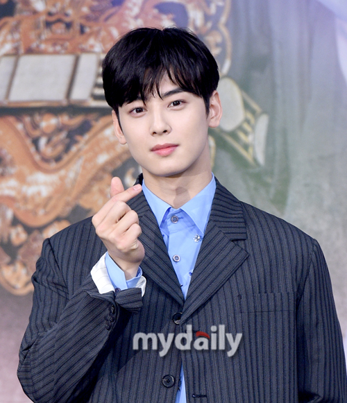Group Astro Cha Eun-woo will take the first challenge to the historical drama with a piece-like visual.Cha Eun-woo attended the MBC new drama New Entrepreneur Koo Hae-ryong production presentation at Sangam MBC in Mapo-gu, Seoul on the afternoon of the 17th, and expressed his frank feelings about the face genius modifier and his feelings about the new starring.Cha Eun-woo said, I am worried about it, but I feel like I am growing and learning one by one because I am well informed by my seniors in the field. I will show you how to express it because I am a hurt and lonely person. I showed confidence. Kang Il-soo said, I made a proposal first, he said, referring to the background of Cha Eun-woos selection.I said, Lets do it, because the tip came.Kang expressed satisfaction that Cha Eun-woo has little experience in acting, but I am digesting it well enough.Shin Se-kyungs confession of heart, which welcomed Cha Eun-woo, who boasts a piece-like visual so that he is nicknamed face genius, as a partner, continued.Shin Se-kyoung, who is acquainted with actor Lim Soo-hyang who has been breathing with Cha Eun-woo in My ID is Gangnam Beauty, said, I know the story.I put down something like greed externally. Shin Se-kyung, who said, It was easy to put down like that, said, I am trying to plant it characterically.Cha Eun-woo asked if he was interested in his appearance, saying, I am happy, but Everyone has their own color and personality. My mother said, You are ugly and Do not be proud.I grew up like that, she laughed.In the meantime, he said, There is an external expression of Irim Station in New Entrepreneur Koo Hae-ryong, but there is a process of growing and developing.