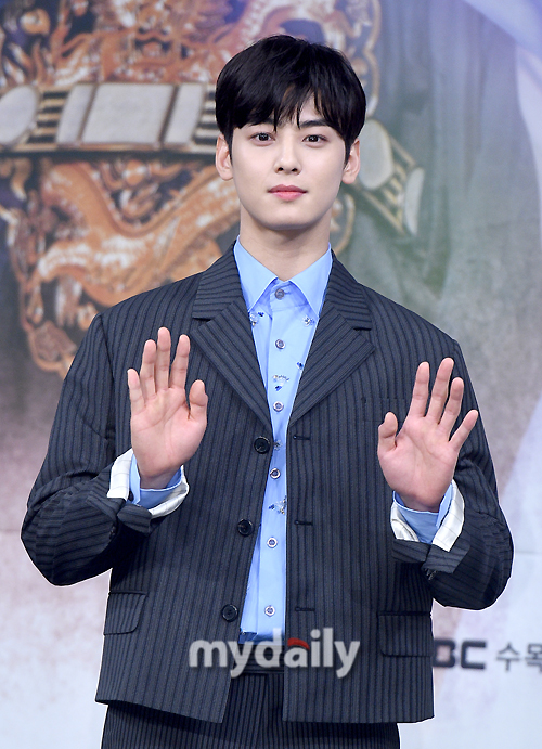 The group Astro Cha makes his first Top Model in the historical drama with a sculptured visual.Cha Jung Eun-woo attended the MBC new drama Na Hae-ryung production presentation at Sangam MBC in Mapo-gu, Seoul on the afternoon of the 17th, and expressed his frankness about the face genius modifier and his feelings about the new starring.I am worried about it, but I feel like I am growing and learning one by one because I am well informed by my seniors in the field, said Jung Eun-woo. I will show you how to express it because I am a hurt and lonely person. I showed confidence. The first historical drama Top Model also attracts attention. Director Kang Il-soo said, I made a proposal first, he said, I came to see me myself.I said, Lets do it, because the tip came.Kang said that Jung Eun-woo has little experience in acting, but he is sufficiently digesting it.Shin Se-kyungs confession of heart, which welcomed Jung Eun-woo, who boasts a sculpture-like visual so that he is nicknamed face genius, as a partner, continued.Shin Se-kyung, who is acquainted with actor Lim Soo-hyang who has been breathing with Jung Eun-woo in My ID is Gangnam Beauty, said, I know the story.I put down something like greed externally. Shin Se-kyung, who said, It was easy to put down like that, said, I am trying to plant it characterically.When asked if he was interested in his appearance, Jung Eun-woo said, I am happy, but Everyone has their own color and personality. My mother said, You are ugly and Do not be proud.I grew up like that, she laughed.There is an external expression of Irim station in Na Hae-ryung, but there is also a process of growing and developing.