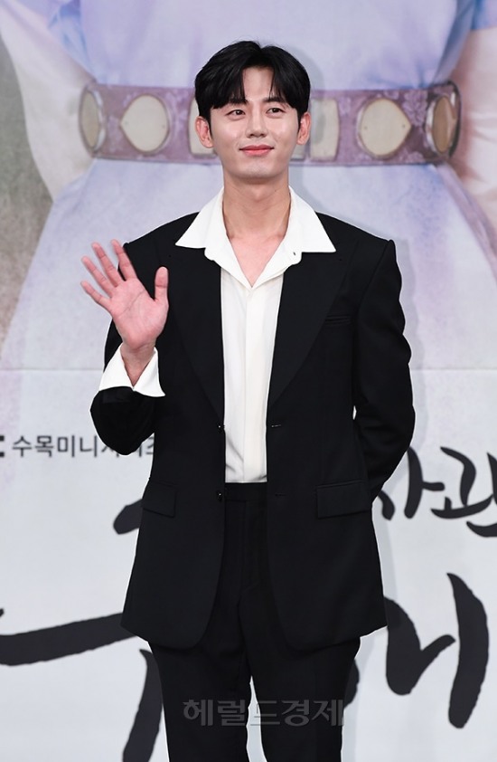 On the afternoon of the 17th, MBCs new tree drama Na Hae-ryung (playplayed by Kim Ho-soo / directed by Kang Il-soo and Han Hyun-hee) was produced at MBC Golden Mouse Hall in Sangam, Mapo-gu, Seoul.Actor Lee Ji-hoon poses on the day.Na Hae-ryung, starring Shin Se-kyung, Jung Eun-woo, Park Ki-woong, Lee Ji-hoon, and Park Ji-hyun, is the first problematic woman in Joseon (Shin Se-kyung) and the anti-war mother Solo Prince Lee Rim (Jung Eun-woo). The Phil full romance annals of Boone) is drawn.