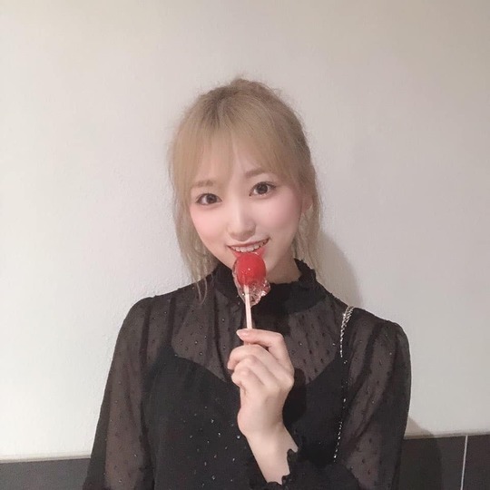 Nako Yabuki has reported on the recent disappearance of Bolsal.Group IZ*ONE Nako Yabuki shared six photos on the official Instagram page on July 17 with the phrase April candy.Nako Yabuki in the photo is ponytailed and holding candy; he has a mature charm with big eyes and sleek jawlines.han jung-won