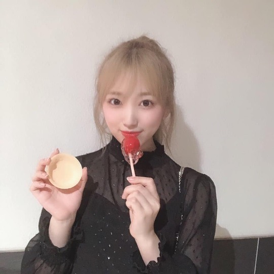 Nako Yabuki has reported on the recent disappearance of Bolsal.Group IZ*ONE Nako Yabuki shared six photos on the official Instagram page on July 17 with the phrase April candy.Nako Yabuki in the photo is ponytailed and holding candy; he has a mature charm with big eyes and sleek jawlines.han jung-won