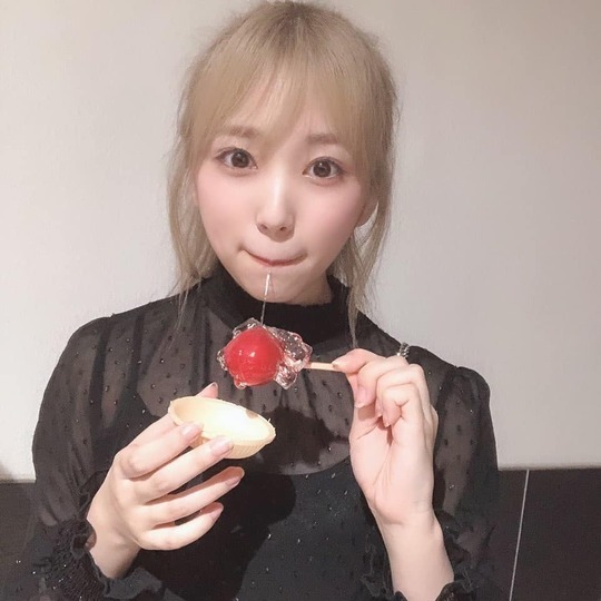 Nako Yabuki has reported on the recent disappearance of Bolsal.Group IZ*ONE Nako Yabuki shared six photos on the official Instagram page on July 17 with the phrase April candy.Nako Yabuki in the photo is ponytailed and holding candy; he has a mature charm with big eyes and sleek jawlines.han jung-won