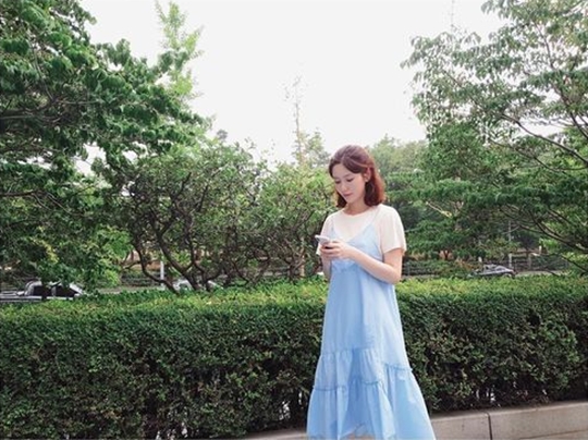 Actor Na Hye-mi has emanated a pure charm.Na Hye-mi posted a picture on his instagram on July 17th.Na Hye-mi in the public photo is wearing a light blue dress and boasts a unique refreshing beauty. Na Hye-mis immaculate skin and superior beauty, which blend with the clear weather, attract attention.Park So-hee