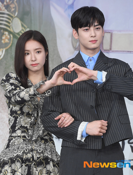 How about Shin Se-kyung and Jung Eun-woo breathing?Cha Jung Eun-woo asked the question How is Shin Se-kyung and breathing? At the MBC new drama Na Hae-ryung (playwright Kim Ho-soo/director Kang Il-soo, Han Hyun-hee) at the Golden Mouse Hall of Sangam MBC building in Mapo-gu, Seoul, on July 17 at 2 pm.I do not just sound, I feel that my sister cares about me, and I am learning a lot from the side. I think Im just about to hit the role of Na Hae-ryung, and Im breathing so well and having fun, said Cha Eun-woo.Asked if he was too into the old Na Hae-ryung, he said, Thats through the drama.Shin Se-kyung also said, I think that Jung Eun-woo and Lee Lim characters are very good together.I think that we are friends who can plant a novel and new point in this drama that can clean up the typical points that we think about historical drama. Meanwhile, the new cadet, Na Hae-ryung, is the first problematic first lady (Shin Se-kyung) of Joseon and the full-length romance of the anti-war mother Solo Prince Irim (Jung Eun-woo).It will be broadcast first at 8:55 p.m. on the 17th.Kim Myung-mi / Jung Yu-jin