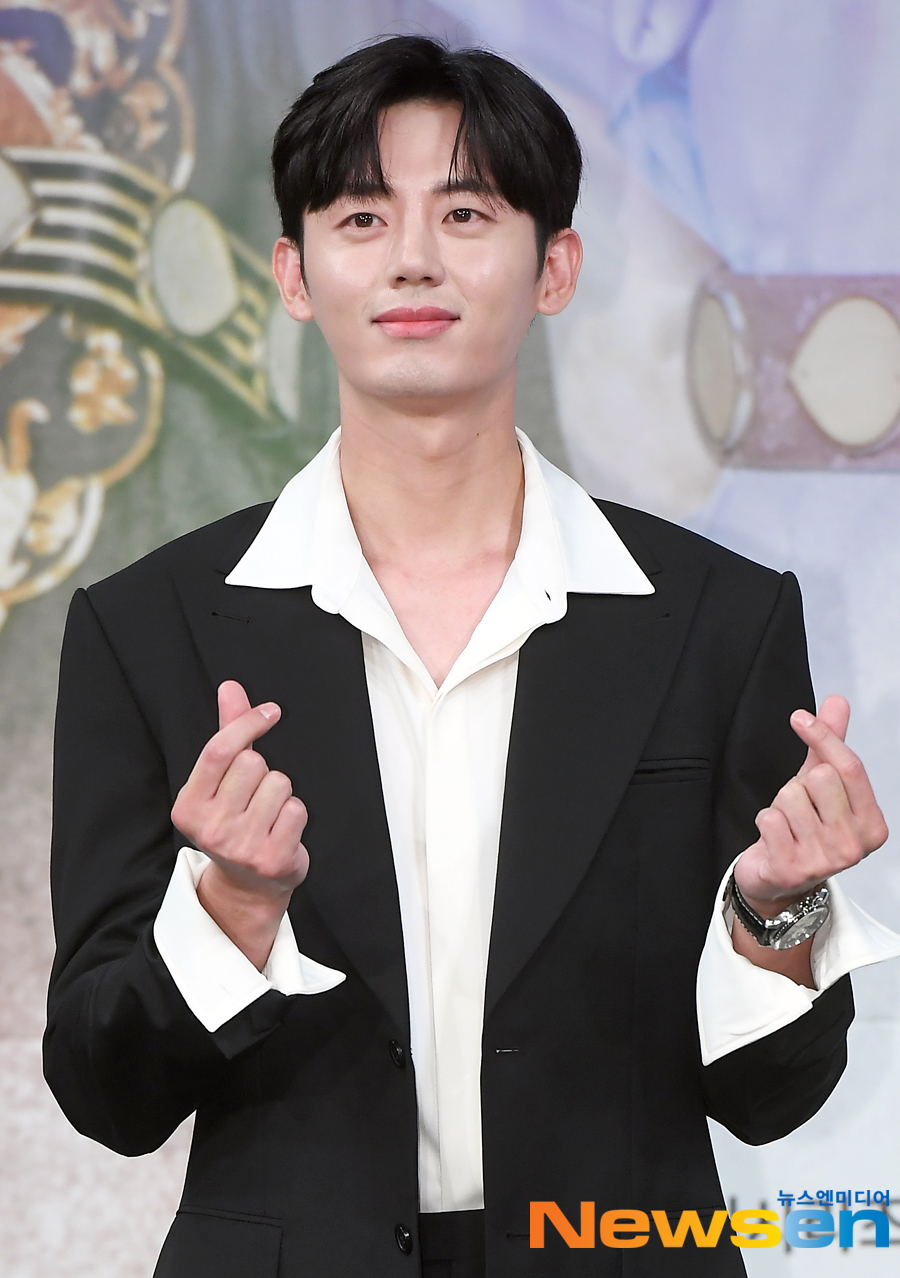 This is not a lesson, for Accounting Officer Business love please~ <p>MBC tree mini series new pipe to command production presentation 7 November 17 Afternoon, MAPO-GU, Seoul MBC Sangam new building of the Golden mouse Hall in the open.</p><p>This day, Lee JI Hoon is posing in.</p><p>Shin Se-kyung, the car is, the night before the Hero starring the new Museum by the command - line of the problematic female(女史) to the command and reverse all of the console the Prince for the picture of the need fullness romance annals. Lee JI Hoon, Park Hyun, such as youth Actors and Kim by, Kim Min-normal, up the hill, a Holy day, such as smoke wonderful Actors in this shot are.</p>