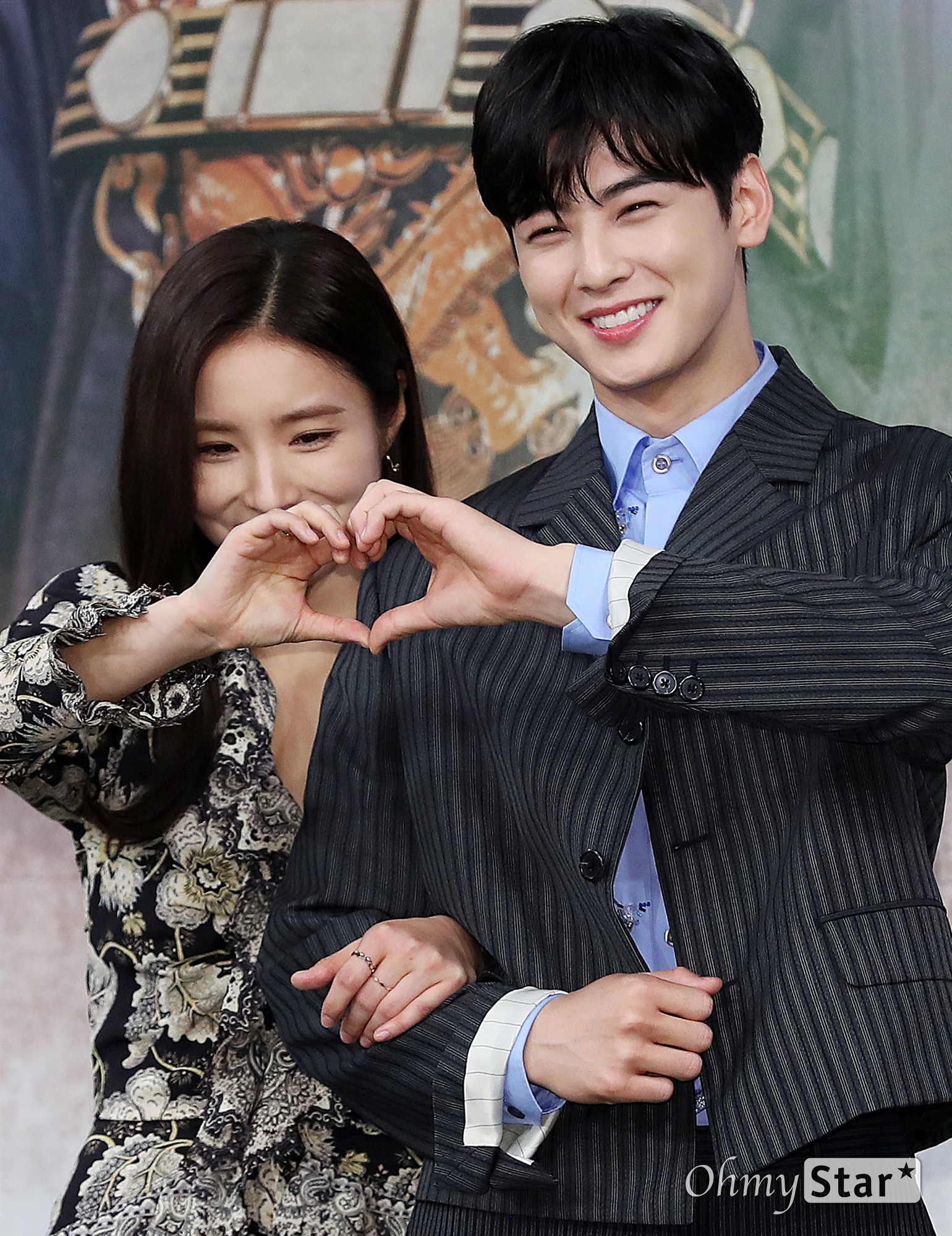  is a fiction drama that plant the seed of change against the truth of Joseon Dynasty, in which men and women are distinguished and have a good identity in the background of 19th century Joseon Dynasty, and is a romance drama between Prince Joseph Dynastys first problematic wife () and Prince Mo Tae-Solo.The first broadcast on Wednesday 17th at 8:55 p.m.
