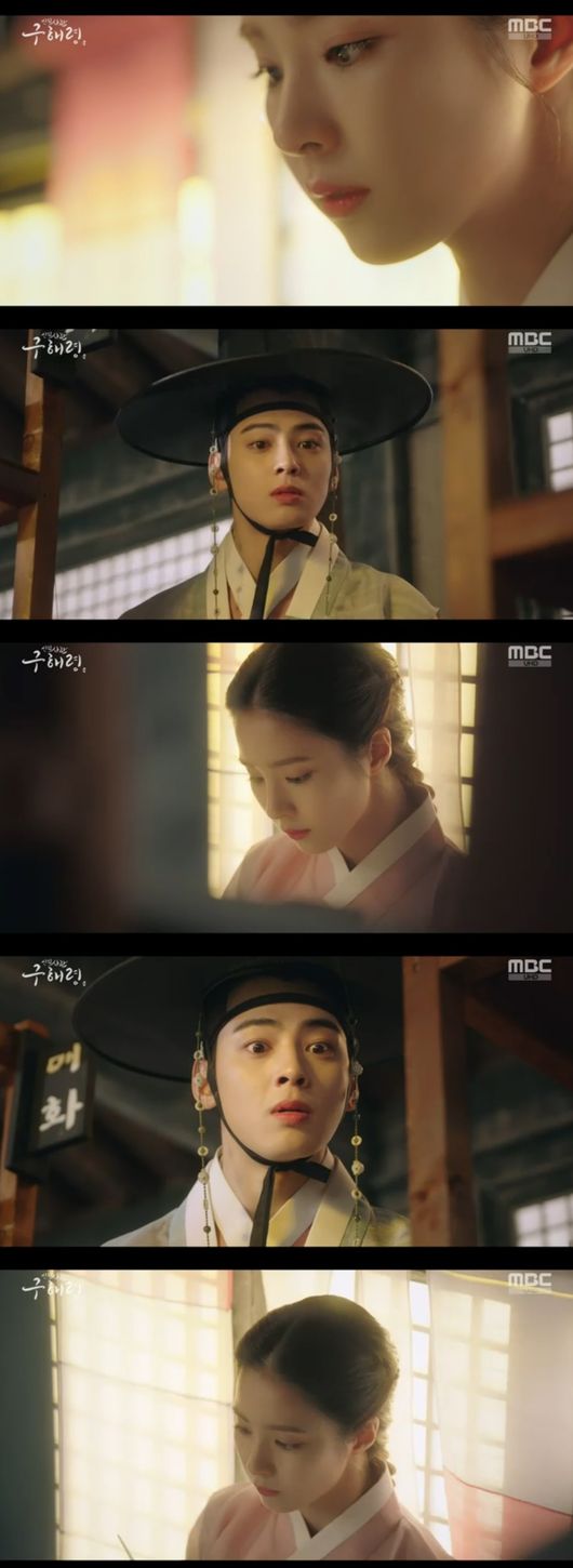 At first sight, Jung Eun-woo saw Shin Se-kyung in the Na Hae-ryung.Na Hae-ryung (Shin Se-kyung) and Lee Lim (Jung Eun-woo) were drawn in the MBC drama Na Hae-ryung (directed by Kang Il-soo, Han Hyun-hee, and the playwright Kim Ho-soo) which was broadcast on the 17th.In the early 19th century, it opened in the form of Hanyang in Joseon; Na Hae-ryung (Shin Se-kyung) was living a life of reading novels while walking around the house of Yangban with book expenses.But if you do not like the people, you live in a state of being kicked out because you do not have a book.Lee Lim (Jung Eun-woo) was curious about love by watching his beloved courtesan and eunuch with his life; he spent Haru writing a novel about love.Na Hae-ryung was distressed by the uninterested bridal lessons.Na Hae-ryung told his brother, I do not want to marry, and said, I want to live with my brother all day reading books.But when I had the opportunity, I had to find the right opponent, Na Hae-ryung said, It does not sound so sweet, he said. I do not think about sending a bad product, do not think about sending it anywhere.In the meantime, the order to eliminate the bad book called Hodam Teacher was dropped in the city.Na Hae-ryungs Orabi ordered, I must hurry to marry Na Hae-ryung, leave a letter in the house last time.The next day, Irim began his morning writing a novel about love, and decided to go out with a novel written by him, saying, I wonder if people like my writing.At this time, the name was encountered by his brother Lee Jin (Park Ki-woong); Irim hurriedly hid himself, but Lee Jin recognized it and allowed him to go out.On the day the novel Secret Affair was published, Na Hae-ryung was also urgently needed to get a new book.Na Hae-ryung asked me to give me a job, but I stopped paying for the book.At the end of the twists and turns, Na Hae-ryung got his hand on the Plums Secret Affair book, which Irim was delighted to see in front of his eyes as he lined up to see his book.I checked my book by myself in the study.At this time, Irim was at first sight when he saw Na Hae-ryung who was watching his book.Meanwhile, the new cadet, Na Hae-ryung, is the first problematic first lady () of Joseon and the annals of the Phil full romance by Prince Irim, the anti-war mother Solo.Na Hae-ryung broadcast screen capture