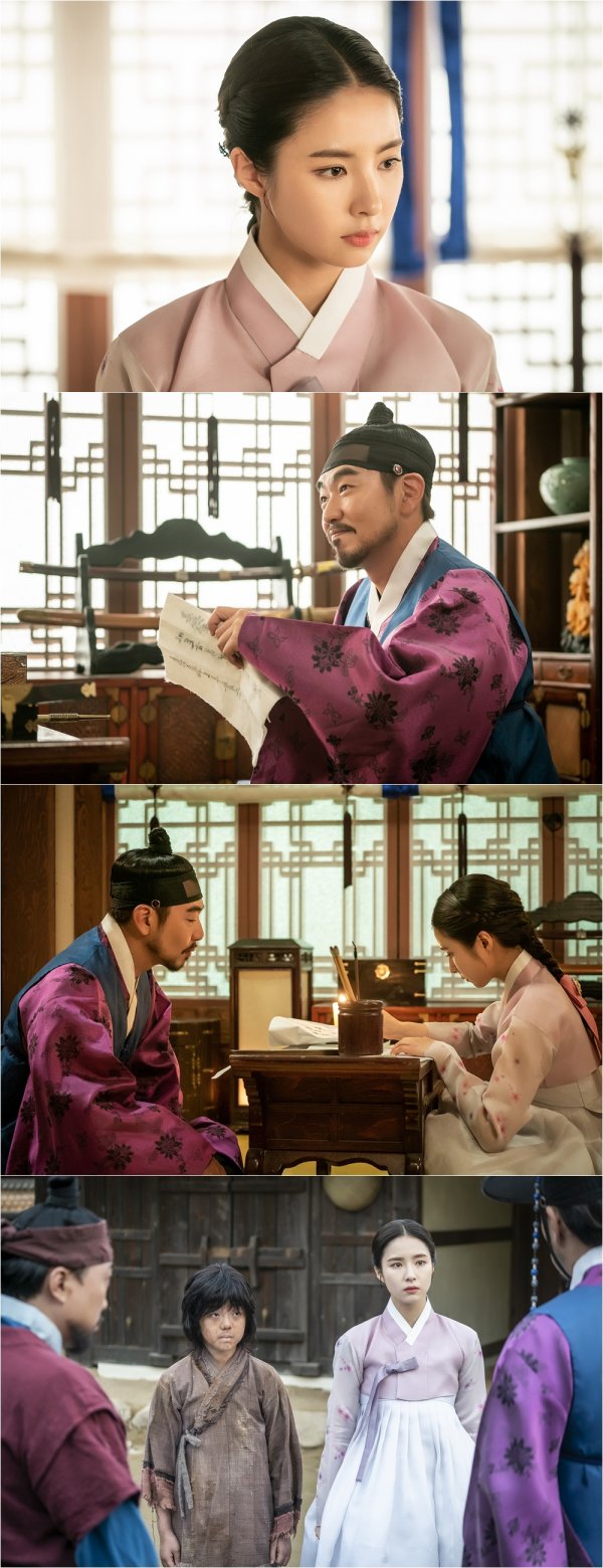 New employee Na Hae-ryung Shin Se-kyungvs Lee Jong Hyuks confrontation. Shin Se-kyung and Lee Jong Hyuks day confrontation scene was revealed.The production team of MBCs new tree drama Na Hae-ryung (played by Kim Ho-soo, directed by Kang Il-soo), which will be broadcast for the first time on the 17th, unveiled the appearance of Koo Hae-ryung (Shin Se-kyung) confronting the head of the walja-pae (Lee Jong-hyuk) with a pulpit.Na Hae-ryung, starring Shin Se-kyung, Cha Eun-woo, and Park Ki-woong, is the first problematic first lady () of Joseon and the full-length romance of Phil by Prince Lee Rim (Cha Eun-woo), the anti-war mother.Lee Ji-hoon, Park Ji-hyun and other young actors, Kim Ji-jin, Kim Min-sang, Choi Duk-moon, and Sung Ji-ru.Na Hae-ryung, who is in the photo released first, is staring at the other person with a dignified expression. Na Hae-ryungs opponent is a boss who is wrinkled by Unjong.His smile like a stool and stimulating Na Hae-ryung with a document of questions raises curiosity about what kind of conversation the two are having.Na Hae-ryung, who was confronted without blinking an eye on the boss of the boss, was sitting face to face with the boss and the desk, and the brush was revealed.The two can not keep an eye on the brush of Na Hae-ryung, and they amplify the curiosity about what Na Hae-ryung is writing.In another photo, Na Hae-ryung and the unidentified boy are caught together and robbed of their eyes.Na Hae-ryung is standing up to the boss of the waltz, keeping the boys side strong.What is the relationship between the two people of different colors and what is going on between them will be released on the 17th night.Na Hae-ryung, a problematic woman in Hanyang in the 19th century, will be proud to confront the meeting with the boss of the war, and will create a tense tension, the production team said. I hope you will confirm what the story is about the two people and how the story will develop tonight through the first broadcast.