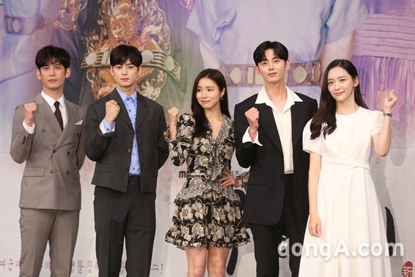 The owners of warm visuals just by looking at them.Actor Shin Se-kyung and Jung Eun-woo will have a hearty and hearty romance through the new employee, Na Hae-ryung.On the afternoon of the 17th, MBCs new tree drama Na Hae-ryung was presented at the MBC Sangam building in Mapo-gu, Seoul.The production presentation was attended by actors Shin Se-kyung, Jung Eun-woo, Park Ki-woong, Lee Ji-hoon, Park Ji-hyun and director Kang Il-soo.The Korean society was in a situation where women could not see the past and could not come to office, said Kang Il-soo, director of the Korean government.The first project started with a record from the middle class annals seven or eight years ago. The 19th century is set in the 19th century, because the 19th century is the beginning of the darkness. I hope there will be some changes in Joseon society at this time.If we were more interested in technological civilization and actively engaged, we wondered if Joseon would have changed. This drama is a story about young women in Joseon trying to live their lives independently, and it is a story of finding love in the process, he said.Shin Se-kyung said, I understand various aspects and I do Choices. I read it interestingly and there was a subjective female character.In particular, I prepared other external parts to prepare this work, but it was a drama that draws a different aspect from the lives of women who were generally seen in the Korean under Japanese rule, so I tried to think freely from the historical dramas I had done before.I think I have tried to think away from fixed ideas. I was worried and nervous about the historical drama following the previous work, said Jung Eun-woo, and I got a lot of advice from the field as I was aligned with my seniors.Irim, who I draw, is a lonely and hurt person.I will show you how to express it through the drama.  At first, the character Irim is a difficult side. Later, when I meet Na Hae-ryung and experience the incident, I become a cool and charming friend.Please watch it for fun, he said, raising expectations.Park Ki-woong returned to the historical drama after a long time and said, I wanted to do historical drama recently.The person who is secretly secretive is that if you play historical drama, you want to play modern drama, and if you play modern drama, you want to play historical drama.I think Im the first to play a role in the historical drama, and Im preparing hard, and director Kang Il-soo is the master of the historical drama.I think we meet, read together, and talk about things like this in the field, but it seems to fit too well, said Jung Eun-woo, who said, I feel caring and can learn a lot from the side.Im taking a good breath, she said, expressing her affection for the role of Na Hae-ryung.Shin Se-kyung said, My friend Friend took the previous work together, so I heard a lot of stories, so I put down a lot of external greed.So it is more comfortable, he said. I am doing it before planting it to fit the character breathing well. Lee Ji-hoon said, I am doing my best and it is not easy, and after the Kwon Ryong is Narsa, I reunited with Shin Se-kyung.I met Sekyung when I was passionate, and I was mature and took care of me well. I am so happy and comfortable to meet again now. As for the characteristics of the Na Hae-ryung of the new employee, Kang Il-soo, a producer, said, Womens claims and rights are growing.There are a lot of female staff on the scene, and I work very hard. Instead, I am uncomfortable and uncomfortable. I give my opinion.If there was such a female officer in Korea, I would have been angry at first, but it would have changed little by little. Park Ki-woong said, If you play a villain, you have a 100% chance of winning. I know you have a strong villain image.I was hoping to play with an image when this kind of role came in, so I was acting as it was when the proposal came in.Its not just that I feel more pressured to be groundwaves, but that Im responsible for my character, said Jung Eun-woo.Still, it seems that there is something more comfortable because I face it.I am shaking, but the most important thing is that I think it is the best thing to show it as a good figure. He said, I am cheering for the members to work hard and cheering each other while sending coffee tea. Shin Se-kyung said, I started to talk about the characters in this drama and wondered how to move and draw various aspects.It was as if the old Na Hae-ryung had not been the right person for the times, but had moved me to the Korean under Japan rule in the modern era.So I thought that the crooked figure was Na Hae-ryung itself, because it did not fit in the picture.I thought it was the way to show a picture that could seem like a dissonance, which seemed to be a bad fit. Finally, Park Ki-woong commented on the competition with other broadcasting companies dramas, The time zone is different, and the color of the work seems to be very different.We know what the works are about, but our work is the only historical drama. We will take this audience rating because the color is bright. Meanwhile, Na Hae-ryung is the first problematic woman (Shin Se-kyung) of Joseon and the full-fledged romance of Prince Lee Rim (Jung Eun-woo), the anti-war mother.PD Kang Il-soo and writer Kim Ho-soo have reunited since the Perjury of Solomon. Today (17th) at 8:55 p.m.